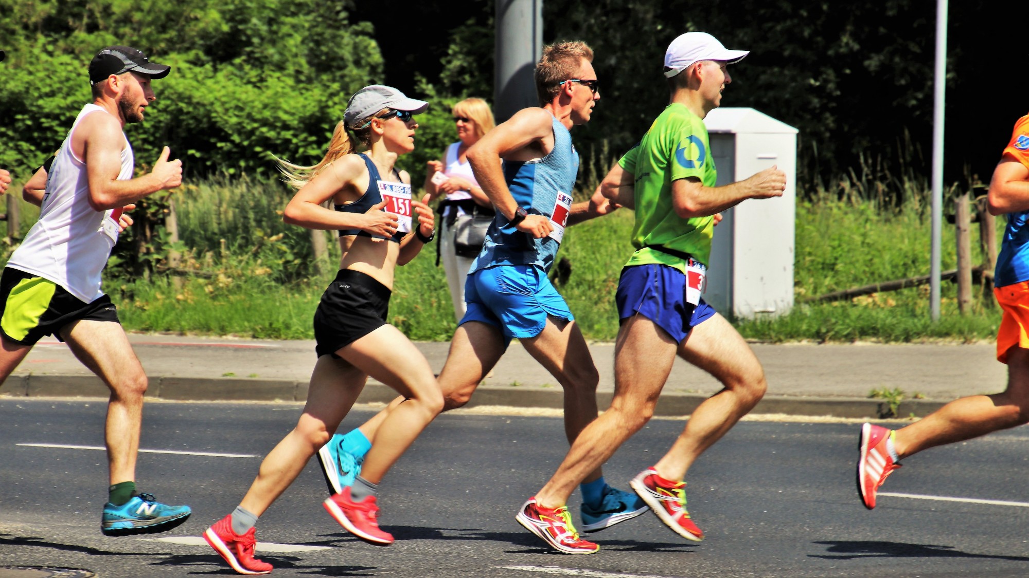 Participants running Cambridge half marathon